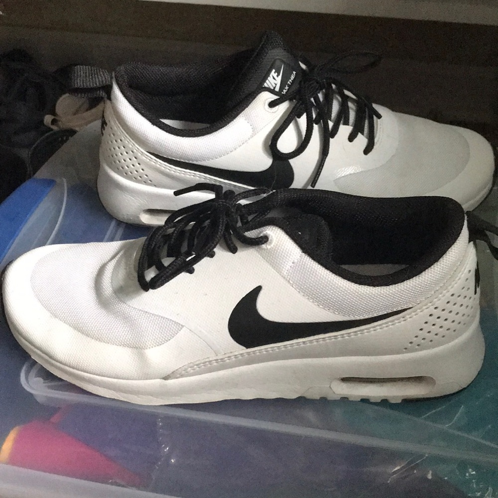 White & Black Nike shoes - Picture 1 of 3
